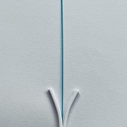 Glasfaserkabel mit gespaltenem Mantel und sichtbaren Fasern