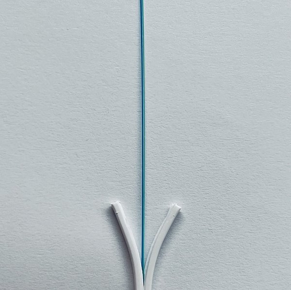 Glasfaserkabel mit gespaltenem Mantel und sichtbaren Fasern